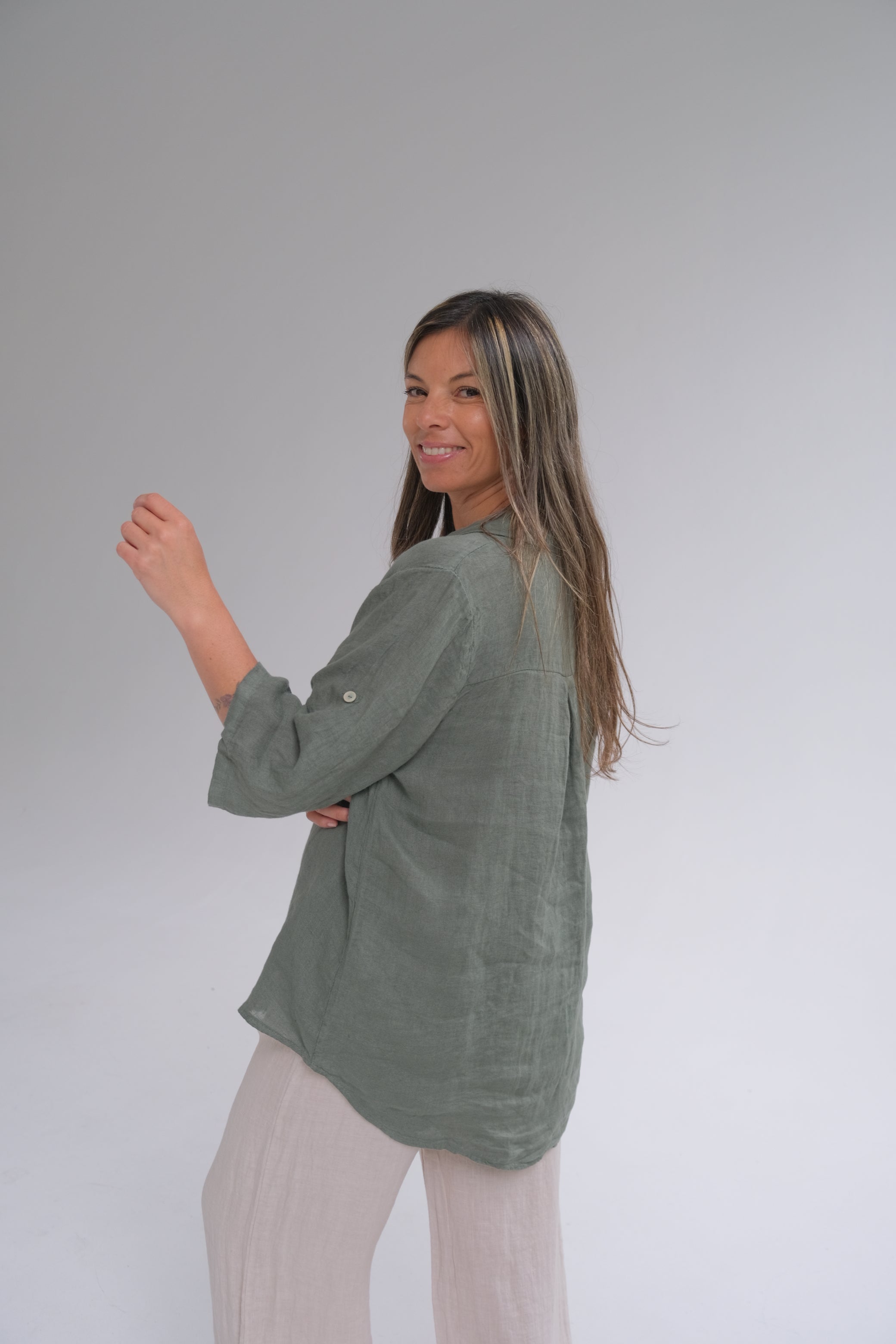 Camisa Aleli básica verde seco