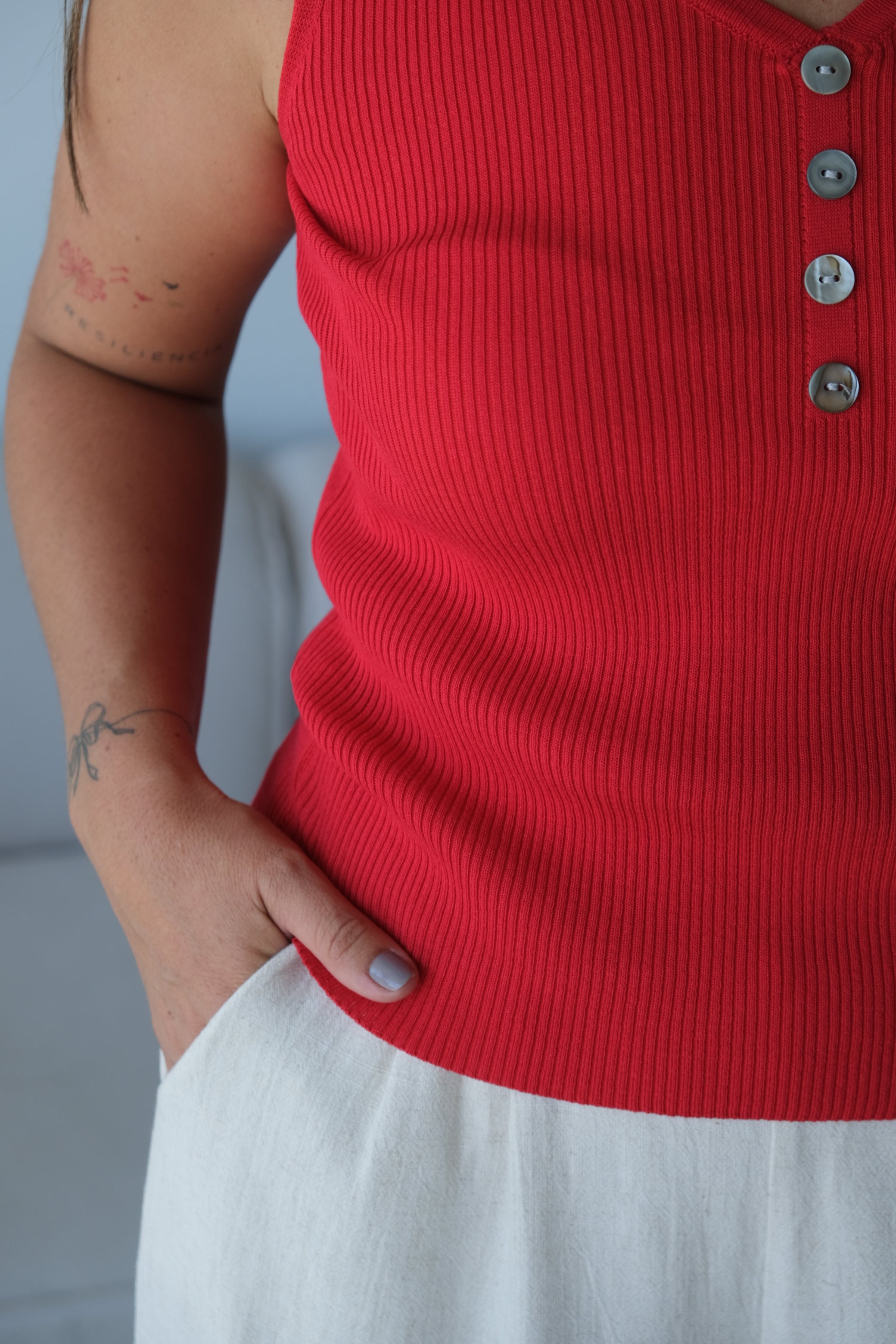 Musculosa Hilo Botones Rojo