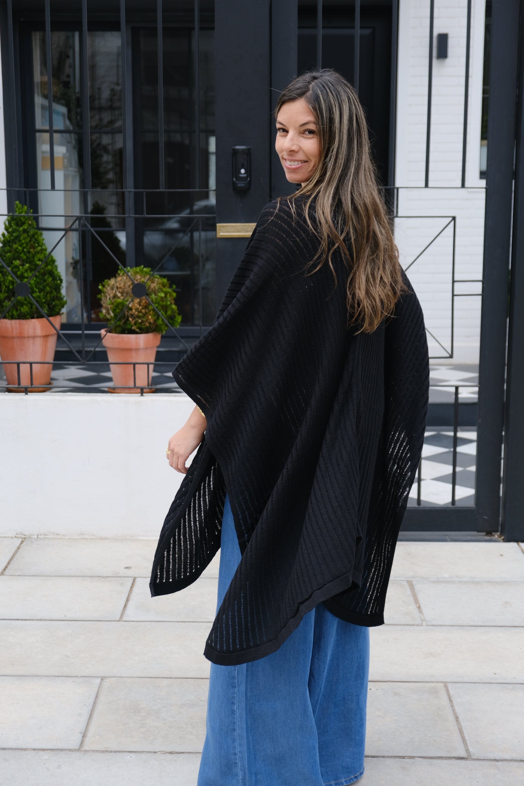 Ruana negra CÁPSULA