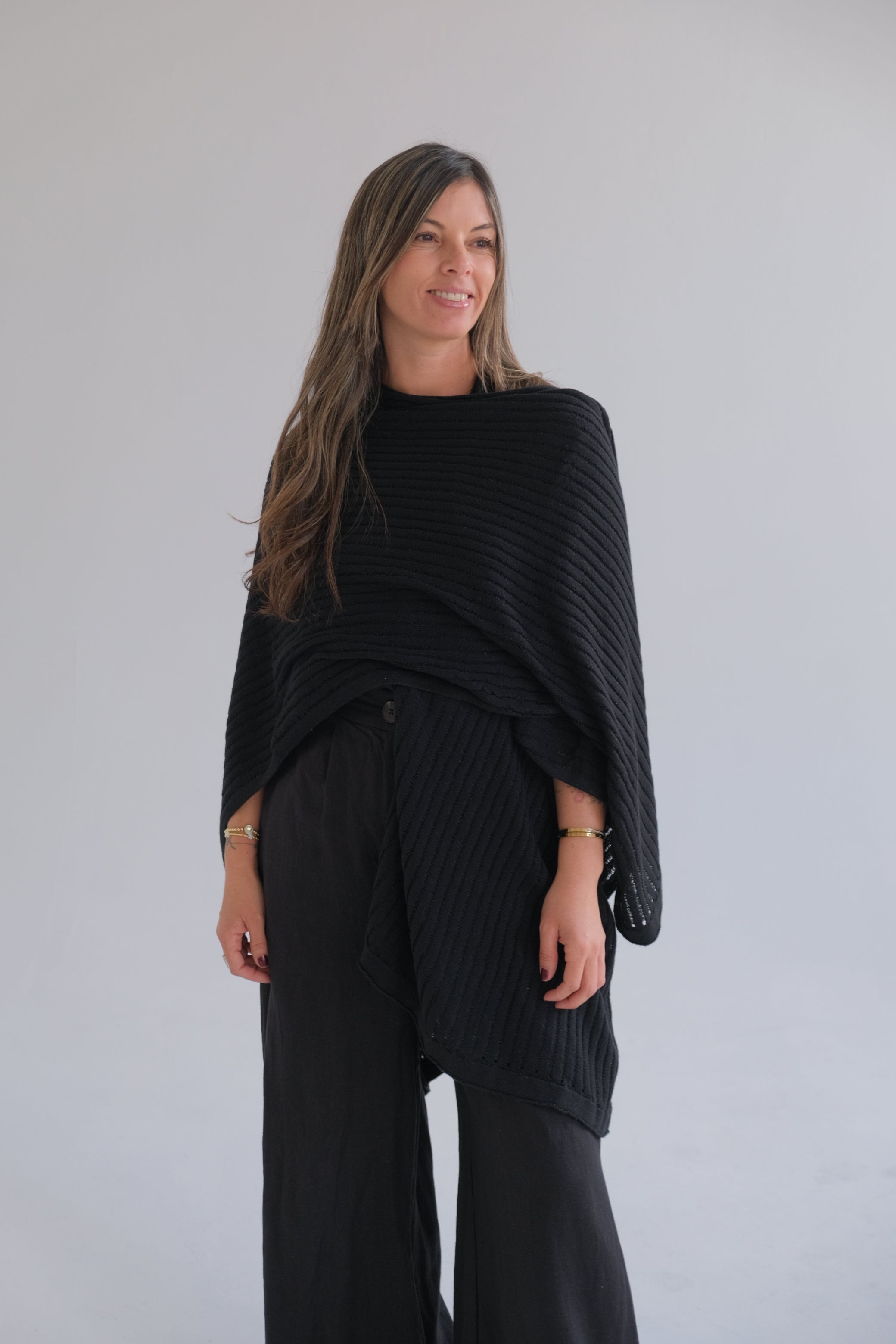 Ruana negra CÁPSULA