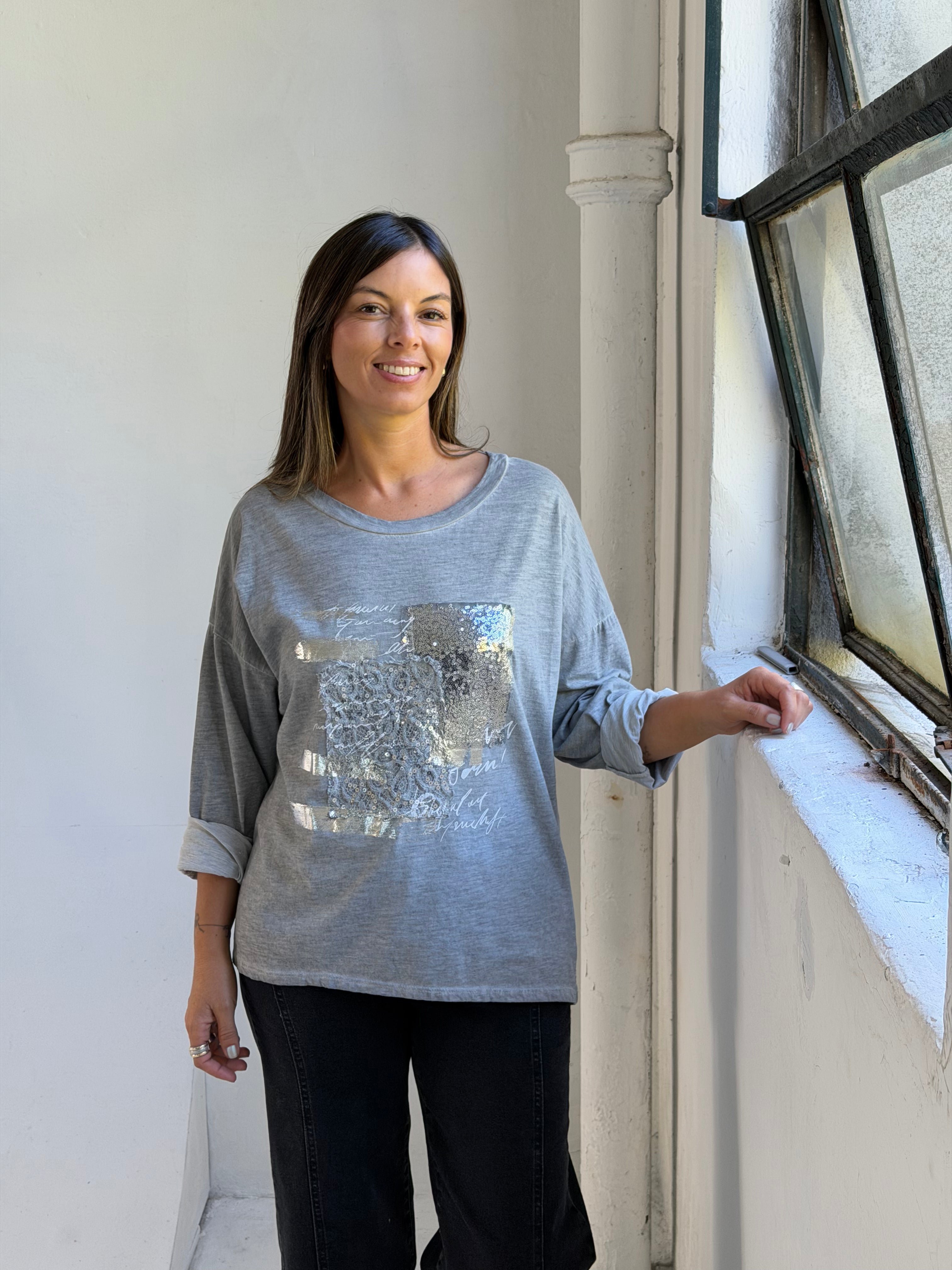 Remera detalle lentejuela Gris