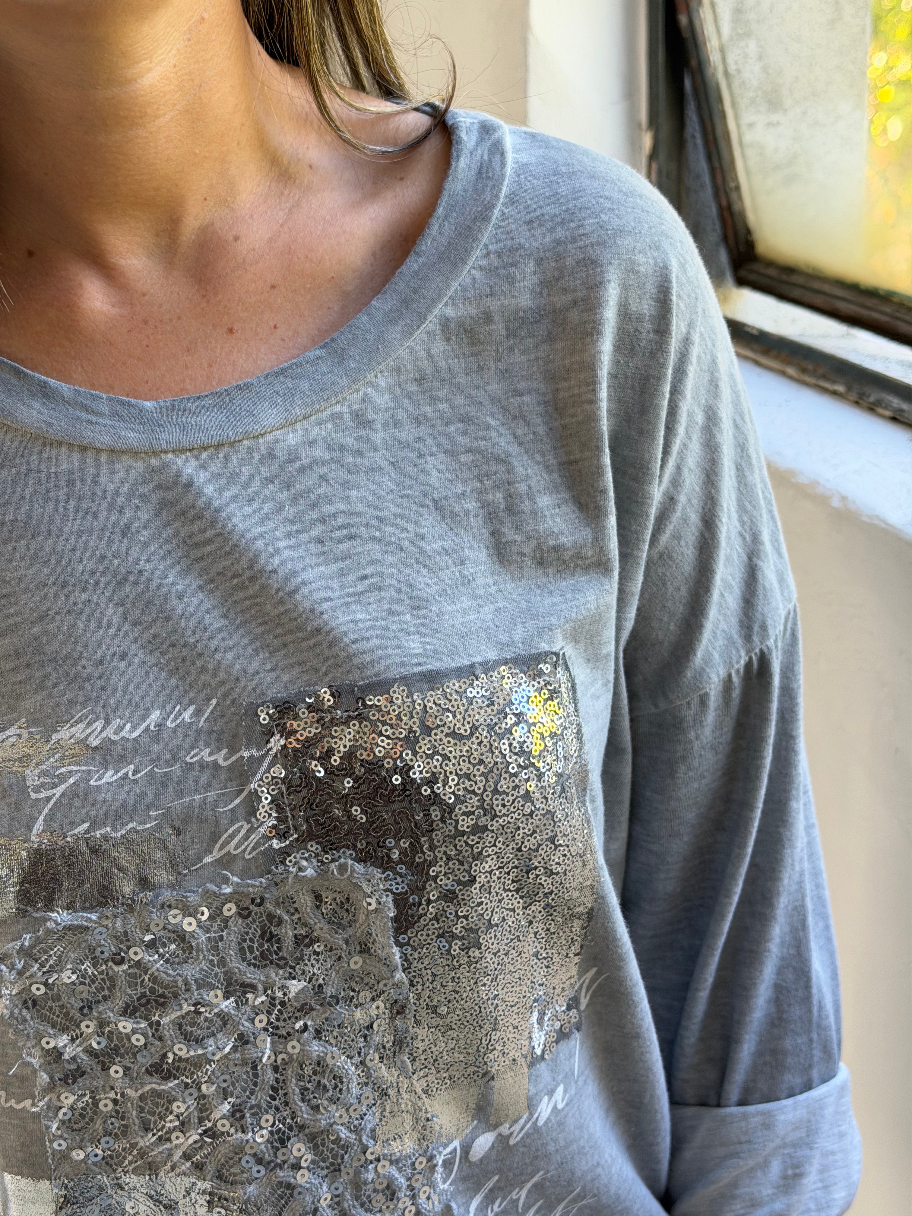Remera detalle lentejuela Gris